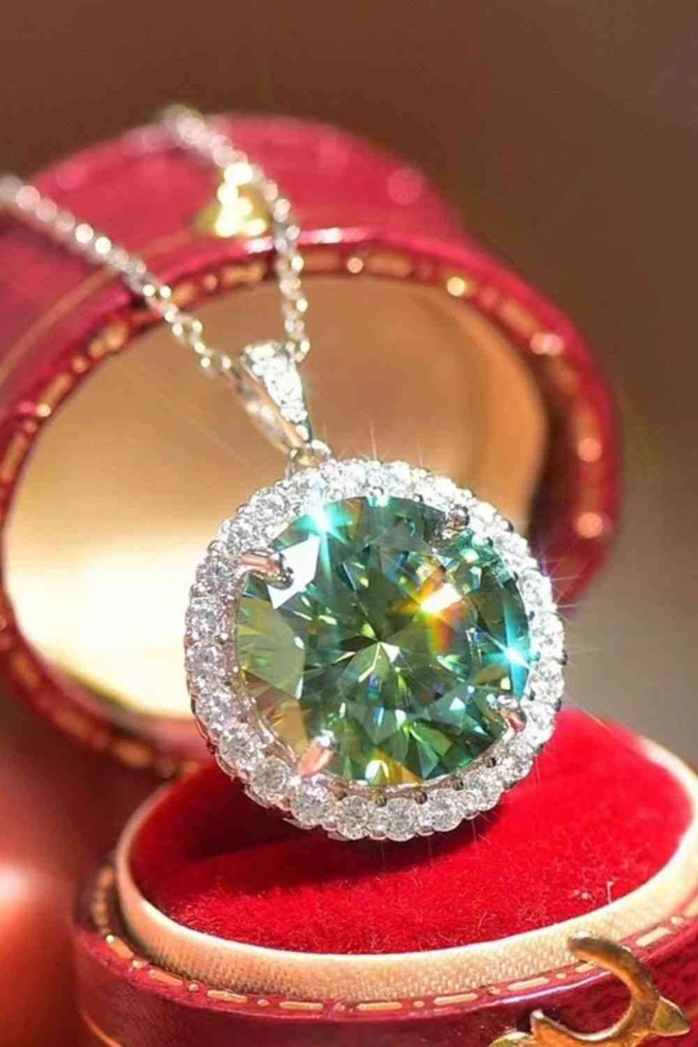 10 carate green moissanite pendant in sterling silver setting