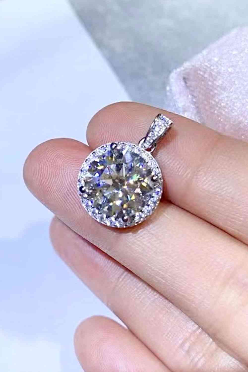 10 carate green moissanite pendant in sterling silver setting